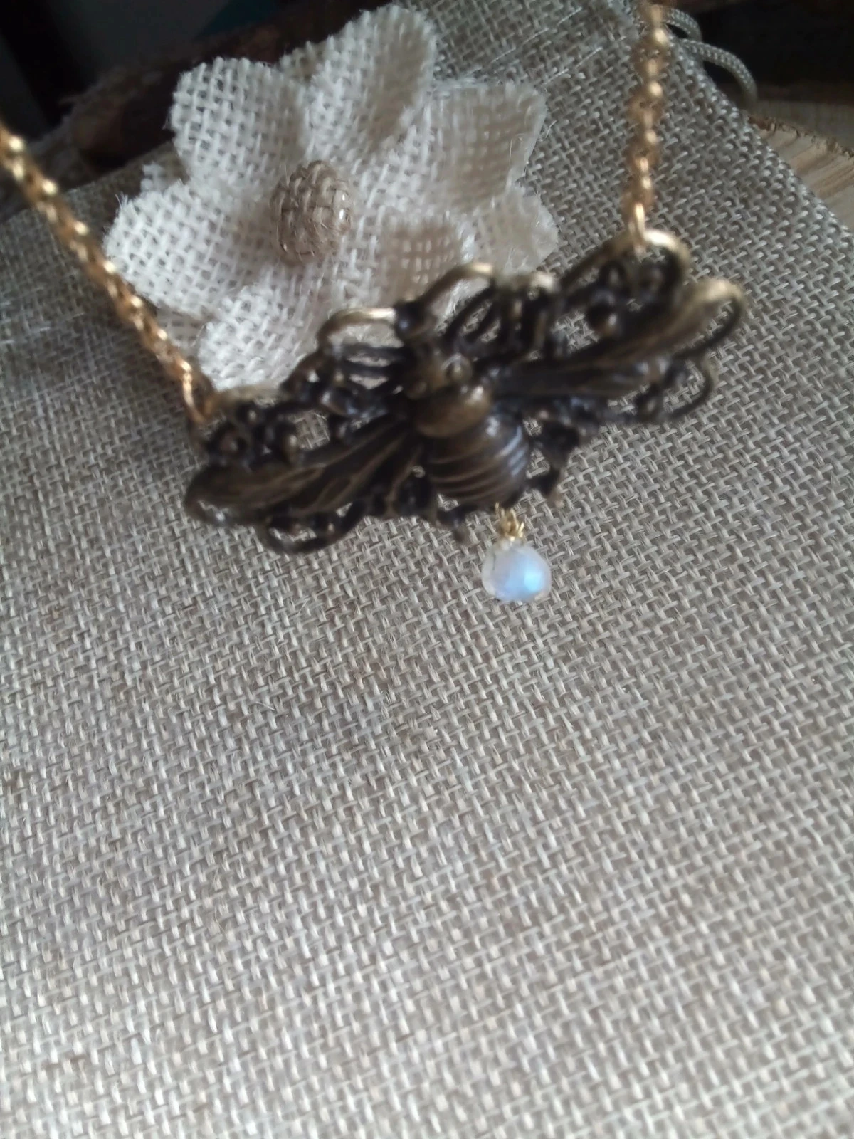 Collier abeille rétro vintage et pierre de lune à reflets bleutés – photo 4